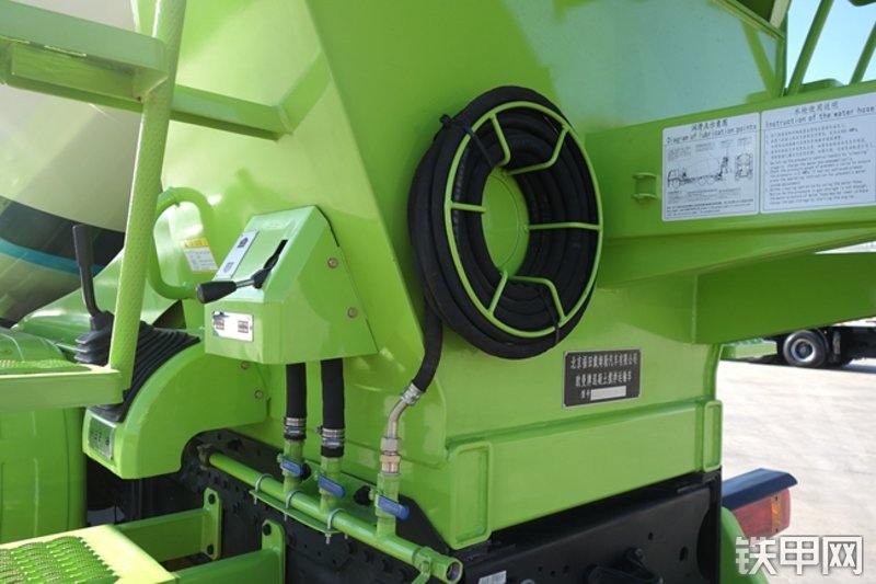 雷萨重机L8系列12方搅拌运输车局部