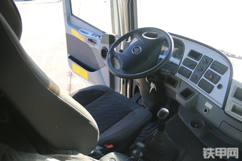 雷萨重机BJ5339THB6RZ47绿白泵车局部