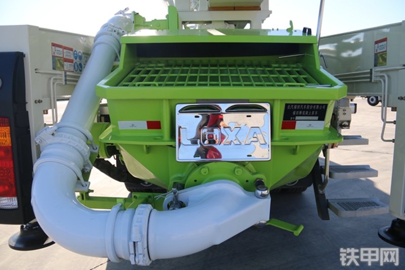 雷萨重机BJ5339THB6RZ47绿白泵车局部