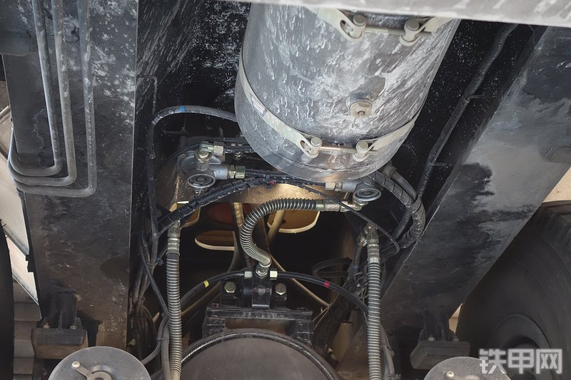 雷萨重机BJ5339THB6RZ47绿白泵车局部