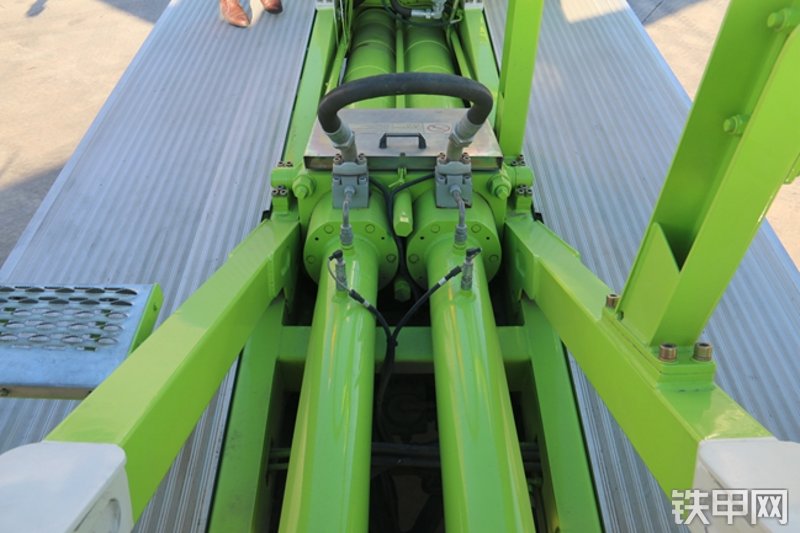 雷萨重机BJ5339THB6RZ47绿白泵车局部