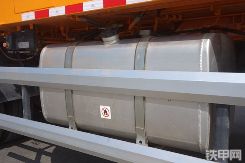 雷萨重机BJ5339THB6RZ47红黄泵车局部