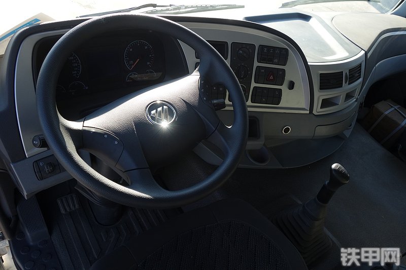 雷萨重机BJ5339THB6RZ47绿白泵车局部