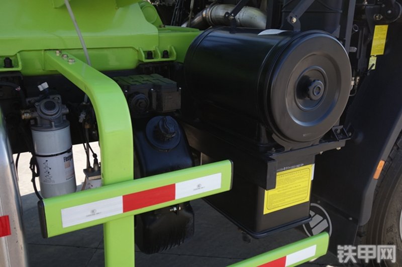 雷萨重机L8系列12方搅拌运输车局部