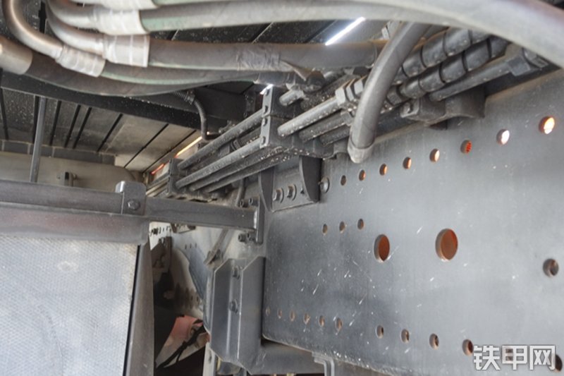 雷萨重机BJ5339THB6RZ47红黄泵车局部