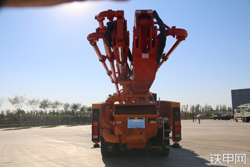 雷萨重机BJ5339THB6RZ47红黄泵车整机外观