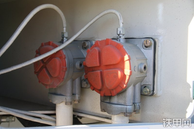 雷萨重机BJ5339THB6RZ47绿白泵车局部