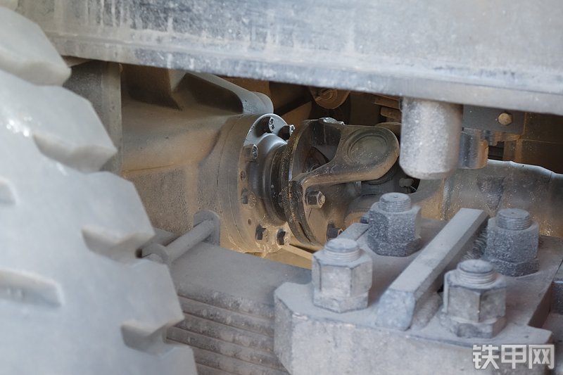 雷萨重机BJ5339THB6RZ47绿白泵车局部