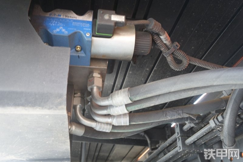 雷萨重机BJ5339THB6RZ47红黄泵车局部