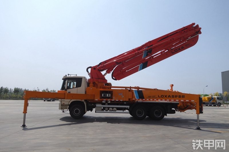 雷萨重机BJ5339THB6RZ47红黄泵车整机外观