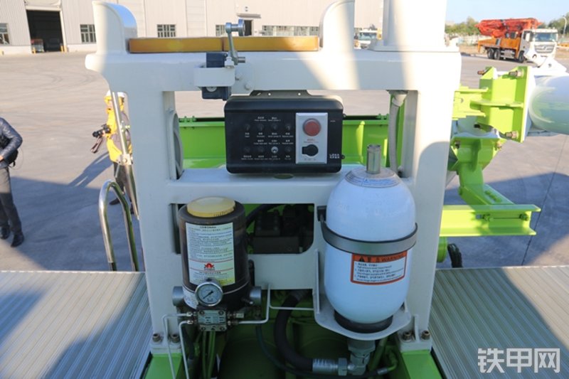 雷萨重机BJ5339THB6RZ47绿白泵车局部