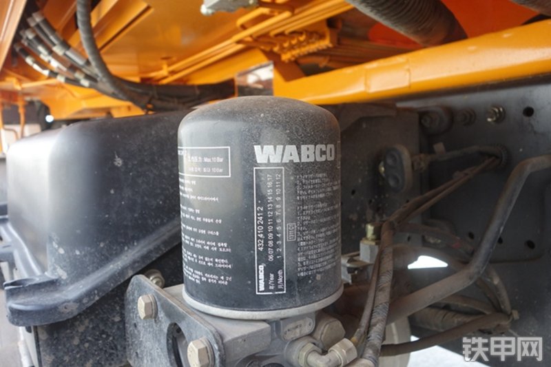 雷萨重机BJ5339THB6RZ47红黄泵车局部