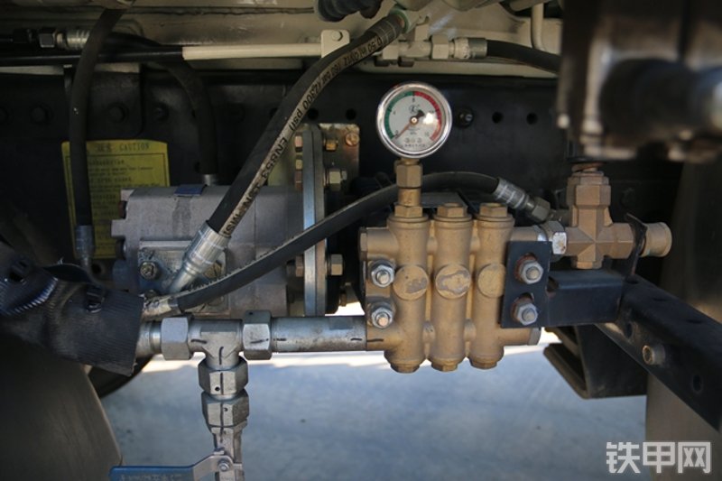 雷萨重机BJ5339THB6RZ47绿白泵车局部