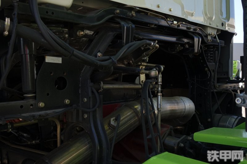 雷萨重机L8系列12方搅拌运输车局部