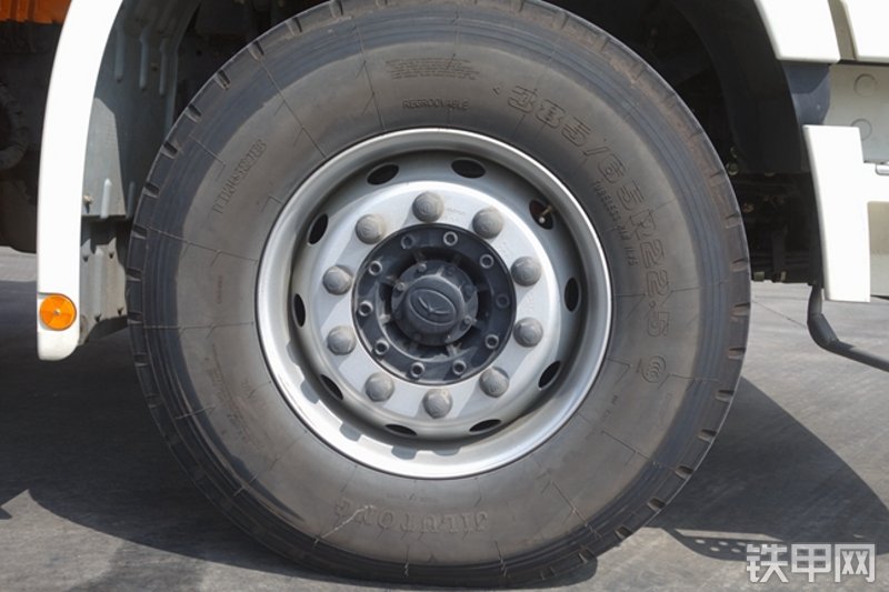 雷萨重机BJ5339THB6RZ47红黄泵车局部