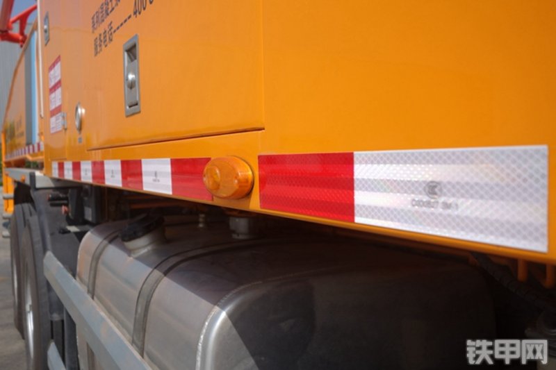 雷萨重机BJ5339THB6RZ47红黄泵车局部