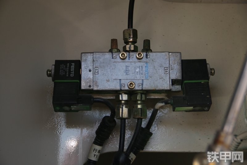 雷萨重机BJ5339THB6RZ47绿白泵车局部