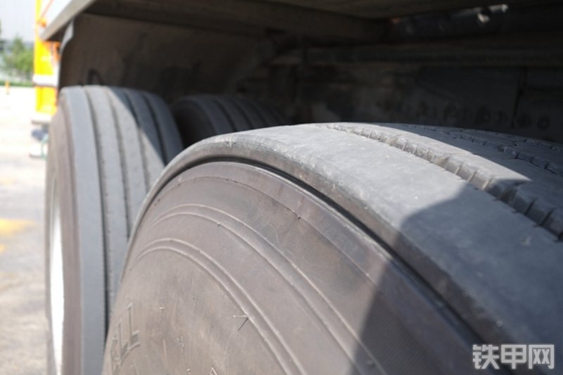 雷萨重机BJ5339THB6RZ47红黄泵车局部