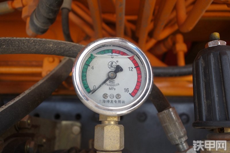 雷萨重机BJ5339THB6RZ47红黄泵车局部