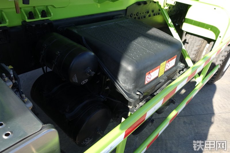 雷萨重机L8系列12方搅拌运输车局部