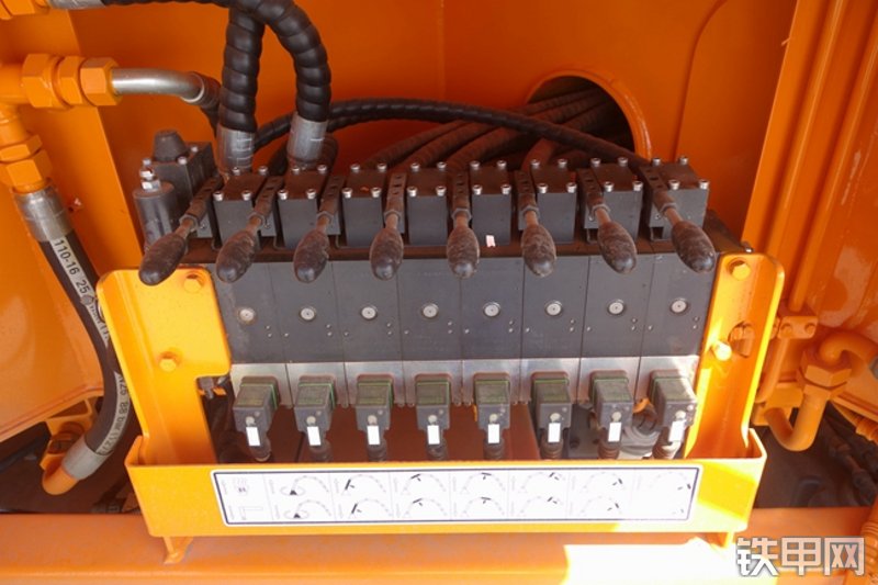 雷萨重机BJ5339THB6RZ47红黄泵车局部