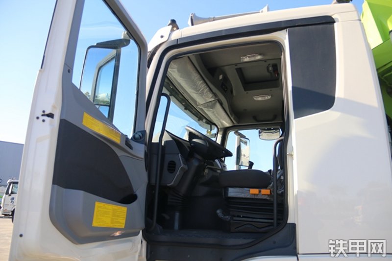 雷萨重机BJ5339THB6RZ47绿白泵车局部