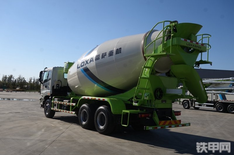 雷萨重机L8系列12方搅拌运输车整机外观