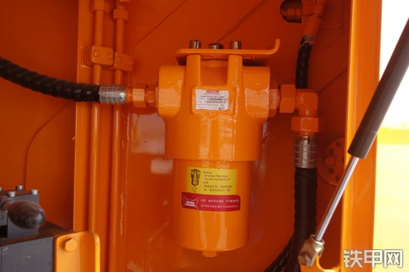 雷萨重机BJ5339THB6RZ47红黄泵车局部