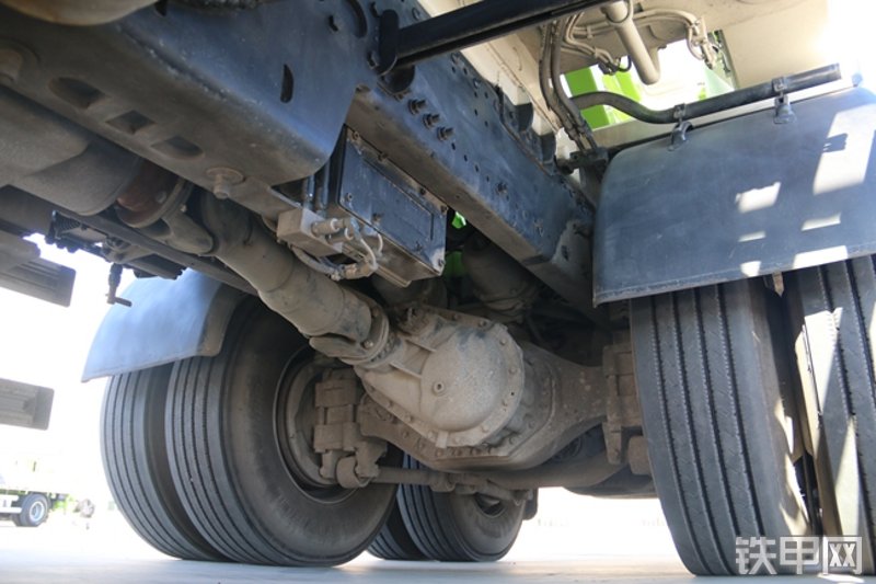 雷萨重机BJ5339THB6RZ47绿白泵车局部