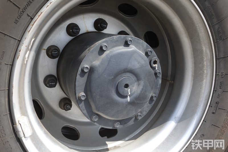 雷萨重机BJ5339THB6RZ47红黄泵车局部