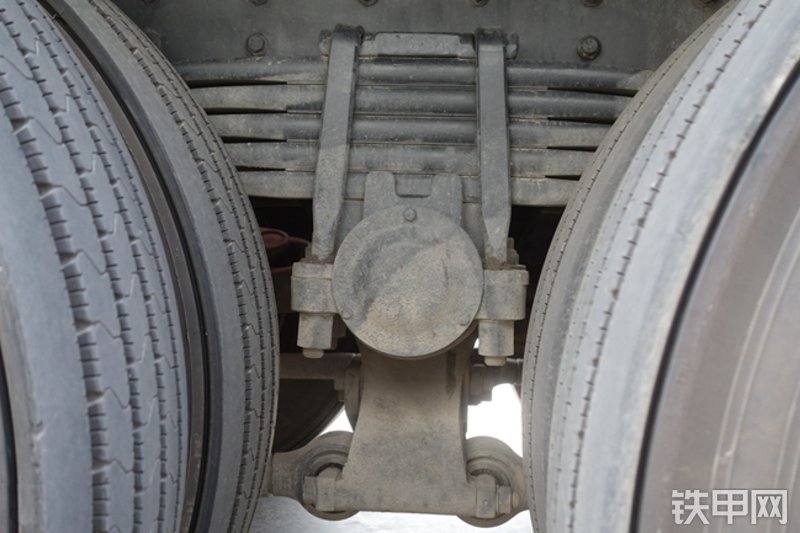 雷萨重机BJ5339THB6RZ47红黄泵车局部