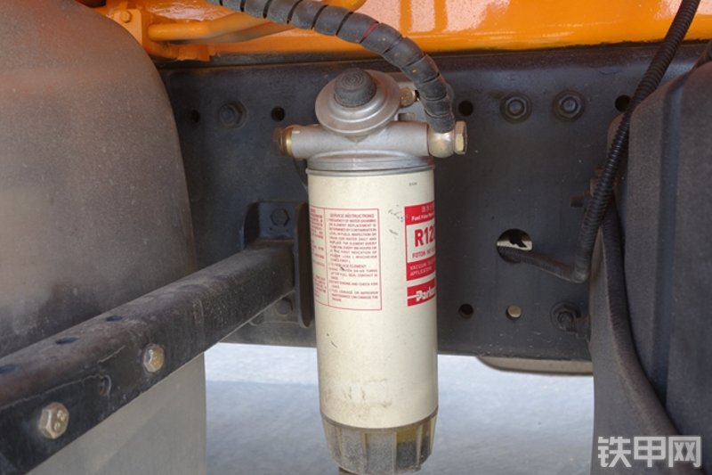 雷萨重机BJ5339THB6RZ47红黄泵车局部