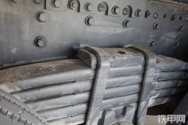 雷萨重机BJ5339THB6RZ47红黄泵车局部