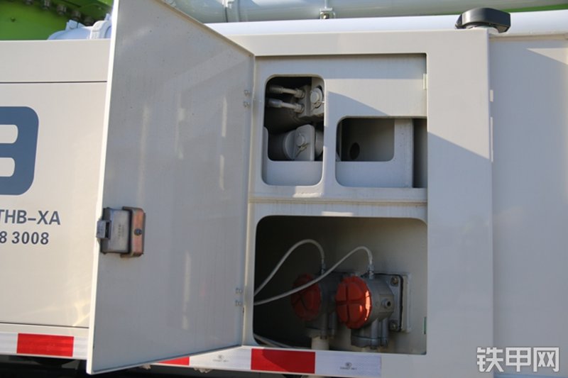 雷萨重机BJ5339THB6RZ47绿白泵车局部