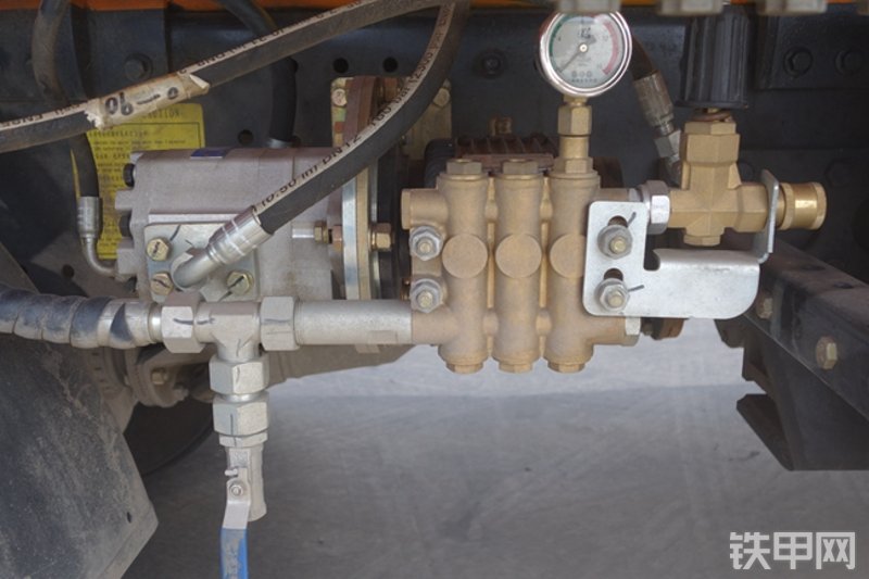 雷萨重机BJ5339THB6RZ47红黄泵车局部