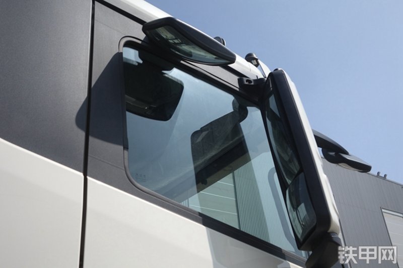 雷萨重机BJ5339THB6RZ47红黄泵车局部