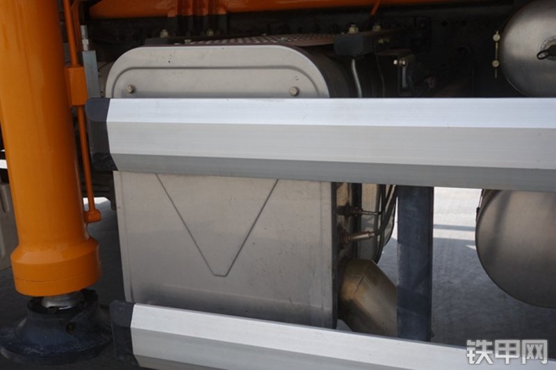 雷萨重机BJ5339THB6RZ47红黄泵车局部