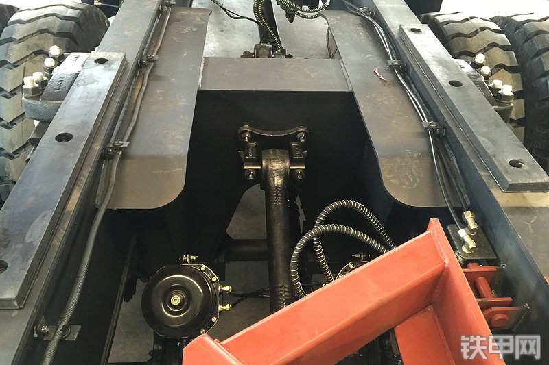 蓬翔PX90AT非公路自卸车局部