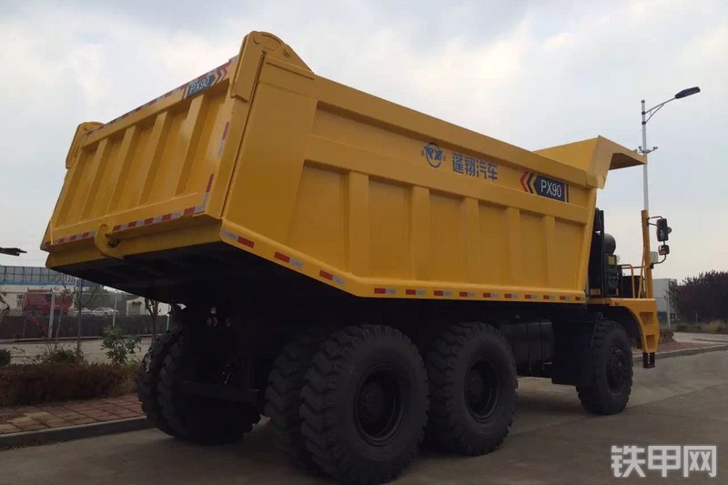 蓬翔PX90AT非公路自卸车整机外观