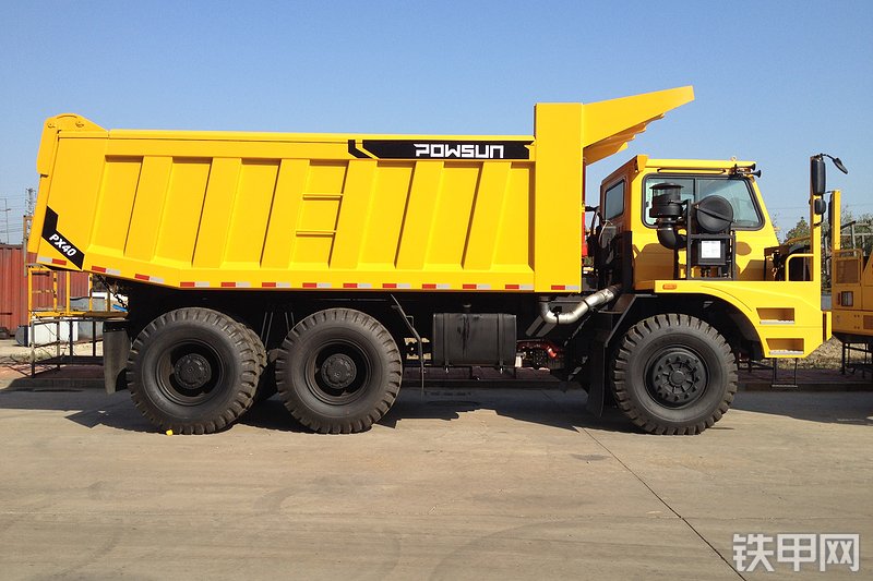 蓬翔PX65AT非公路自卸车整机外观