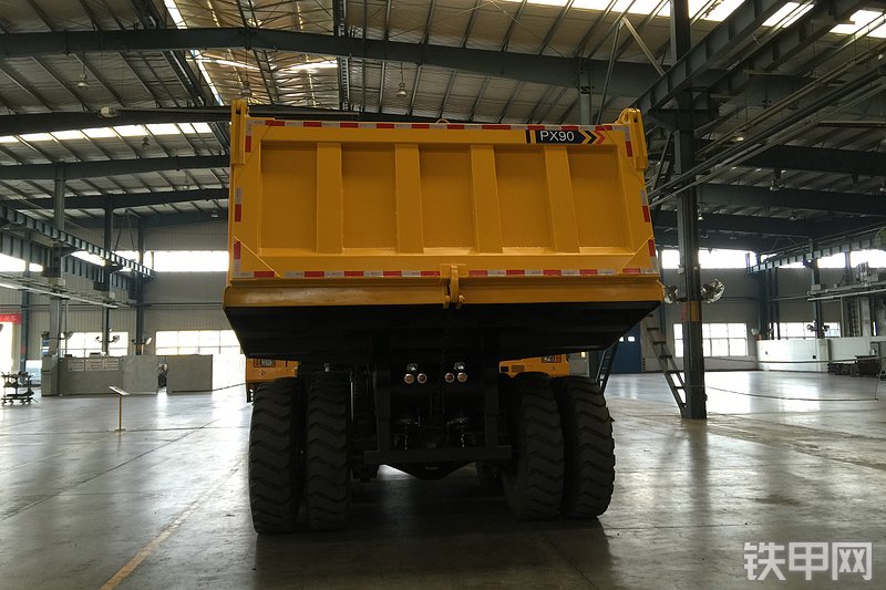 蓬翔PX90AT非公路自卸车整机外观