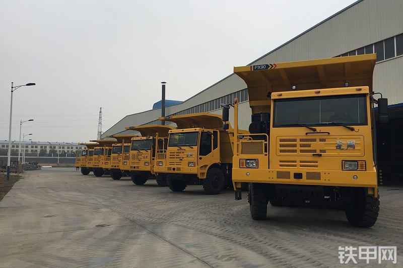 蓬翔PX90AT非公路自卸车整机外观