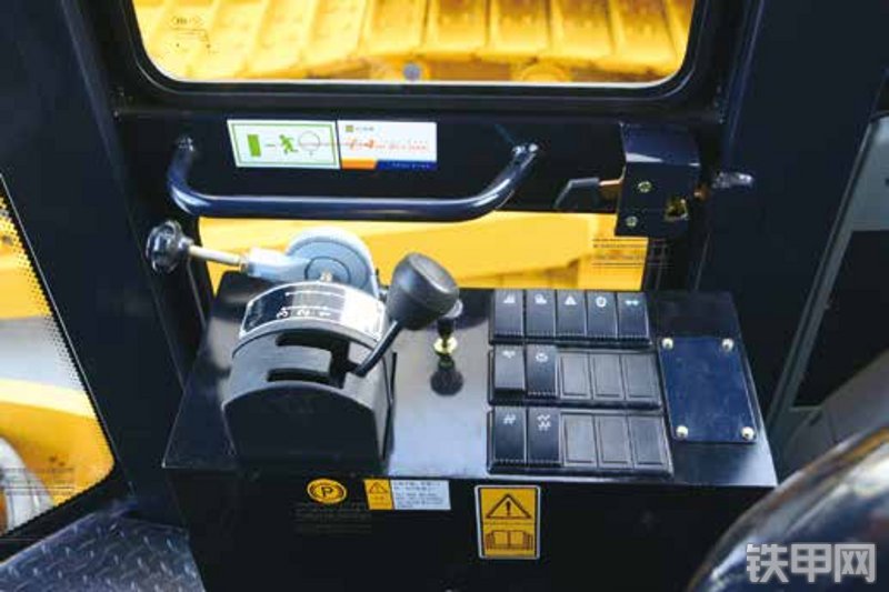 山工SEM518压路机局部