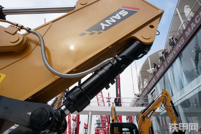 三一重工SY750H-松土器挖掘机局部