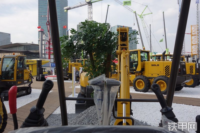 山东临工ER616F挖掘机局部