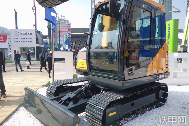 现代R75BVS挖掘机整机外观