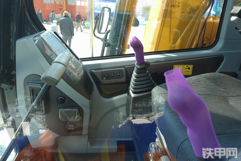 现代R75BVS挖掘机局部