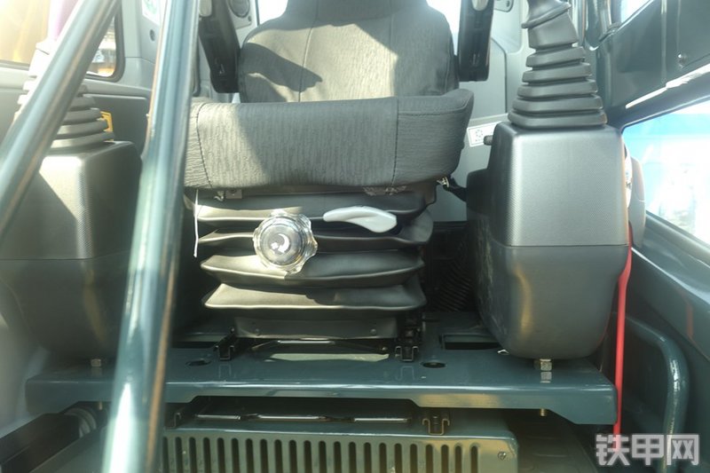 现代R75BVS挖掘机局部