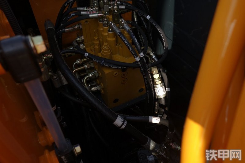 现代R75BVS挖掘机局部