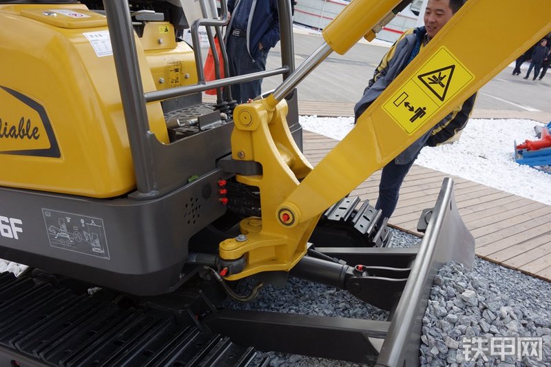 山东临工ER616F挖掘机局部